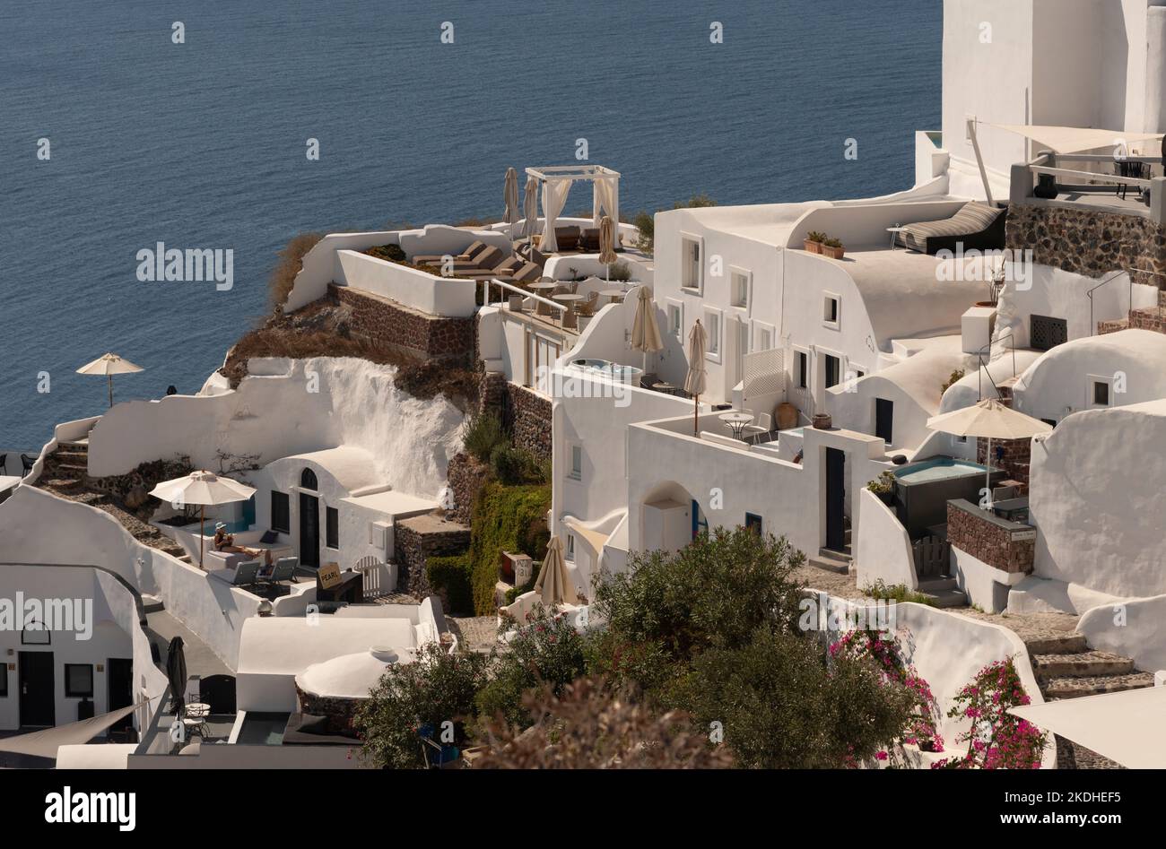 Oia, Santorini, Grecia. 2022. Alloggi sulla scogliera di fronte al mare Ageo a Oia sull'isola di Santorini, camere, appartamenti, affitto, Grecia. Foto Stock