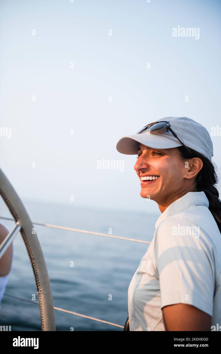 Capitano Shivani Sood su Newport charter vela Heritage 12M Foto Stock