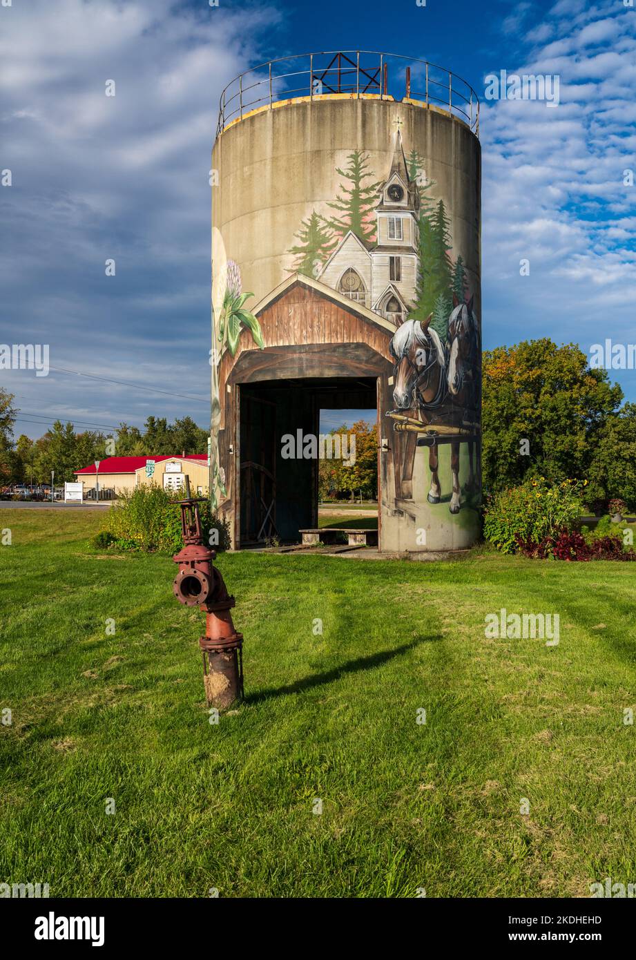 Jefferson, VT - 1 ottobre 2022: Murale di Sarah Rutherford sul silo di cemento che rappresenta le stagioni Foto Stock
