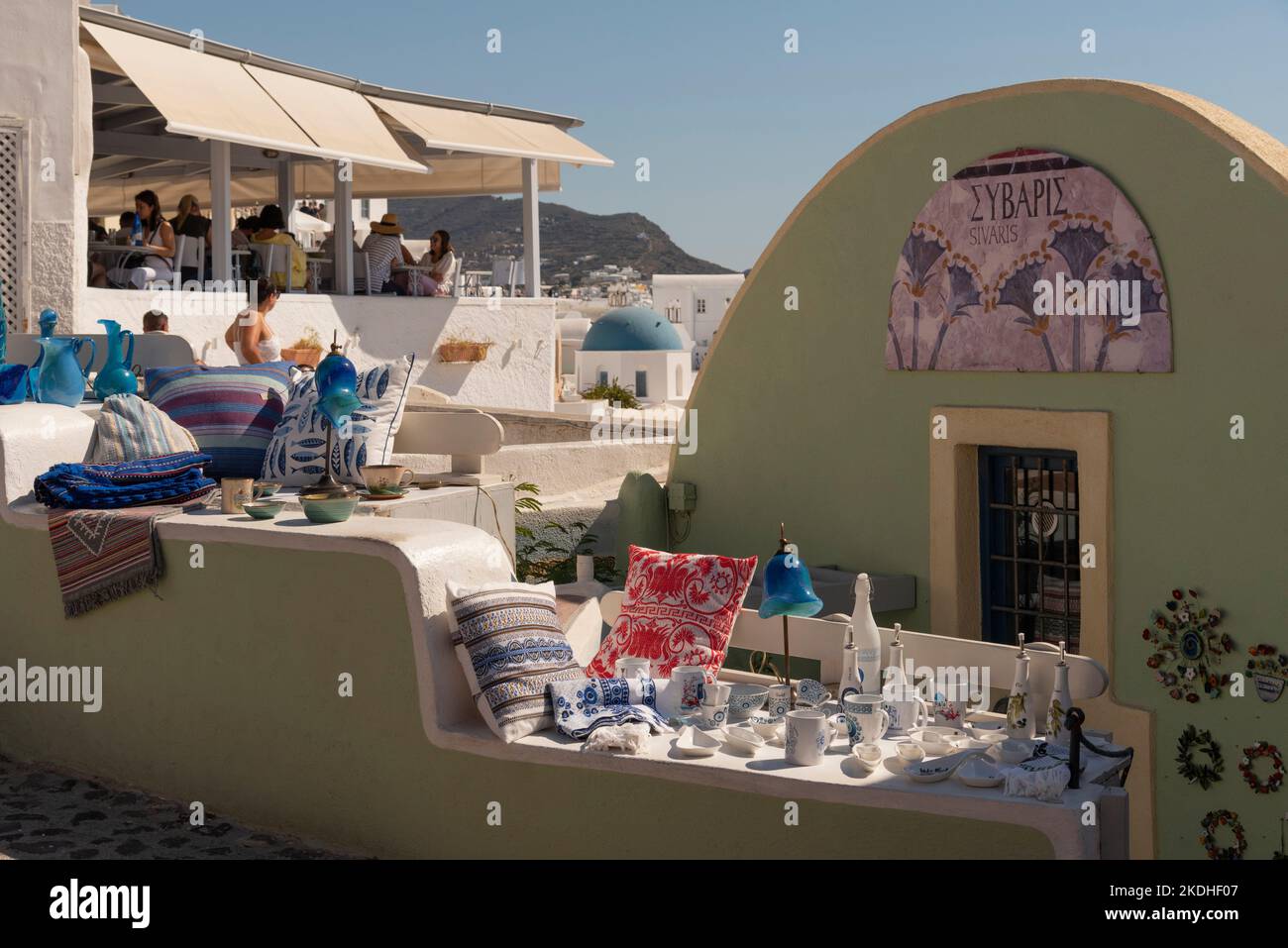 OIA, Santorini, Grecia. 2022. Edificio in cima alla scogliera che vende souvenir nel centro di Oia, sulla costa nord-occidentale. Foto Stock