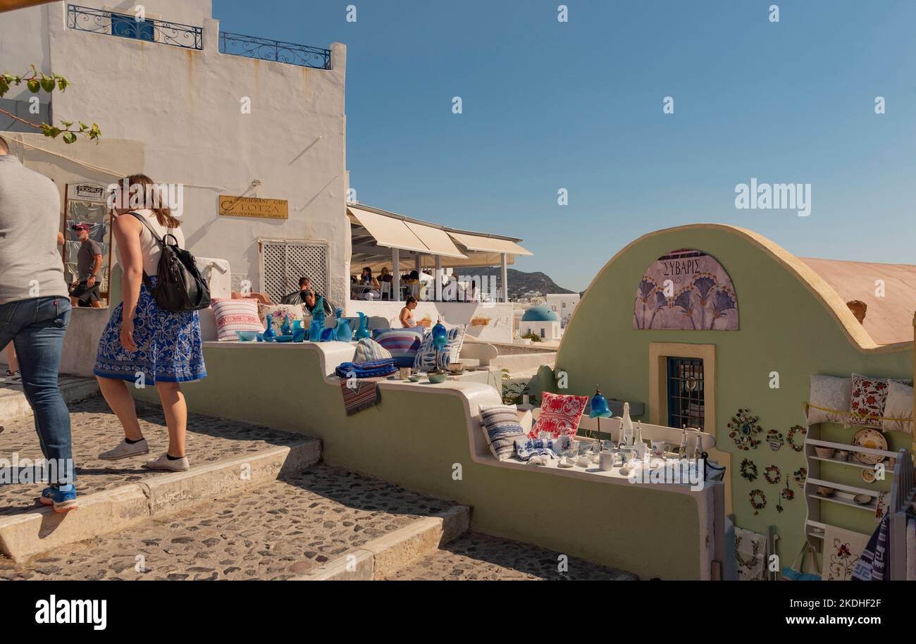 OIA, Santorini, Grecia. 2022. Edificio in cima alla scogliera che vende souvenir nel centro di Oia, sulla costa nord-occidentale. Foto Stock