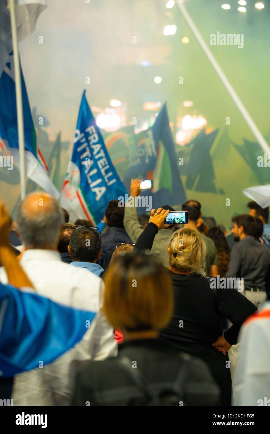 I sostenitori dell'alleanza di destra italiana partecipano a un rally conclusivo a Roma Foto Stock