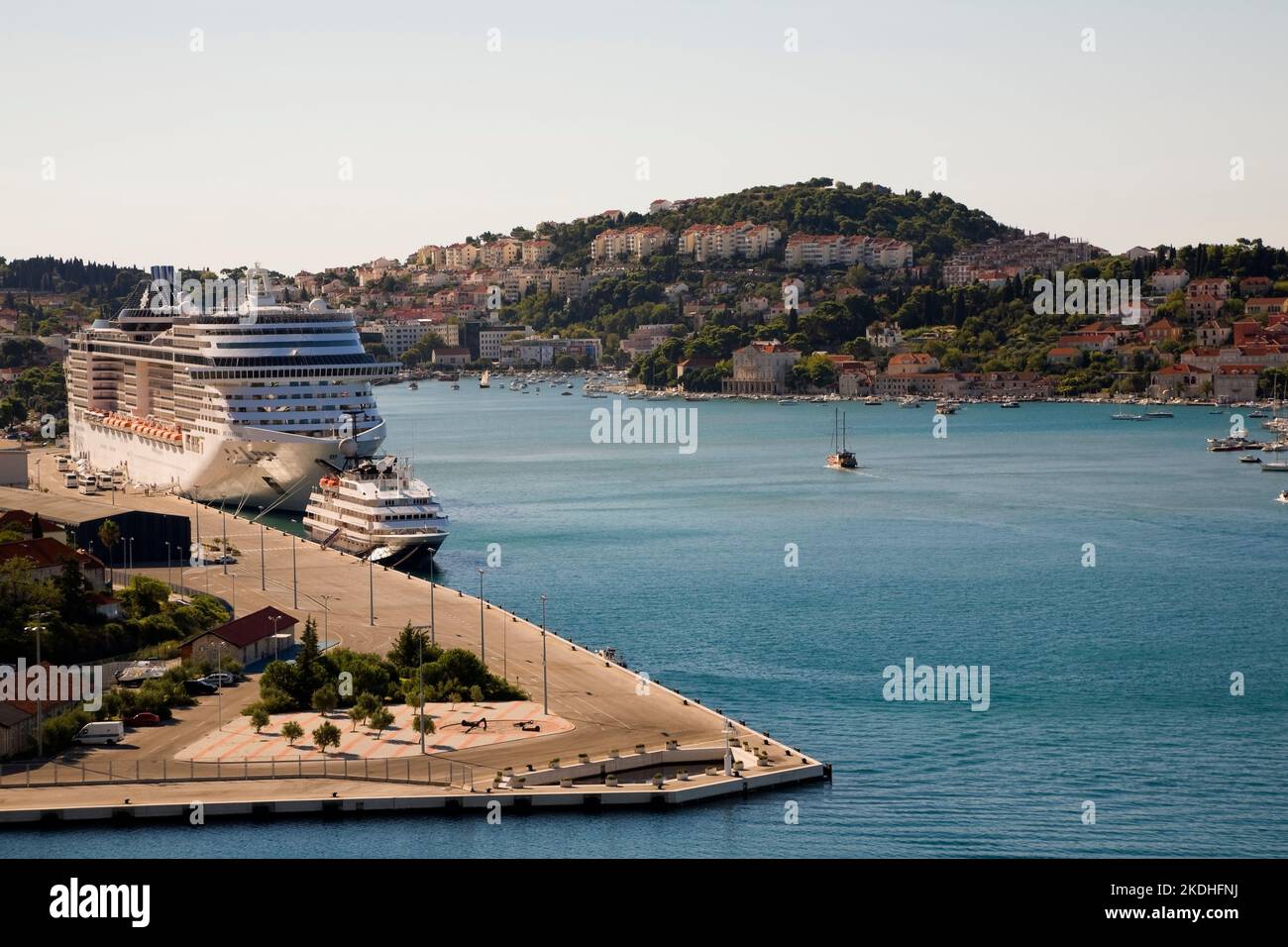 Nave da crociera MSC Fantasia ormeggiata nel porto di Dubrovnik, Dalmazia, Croazia. Foto Stock