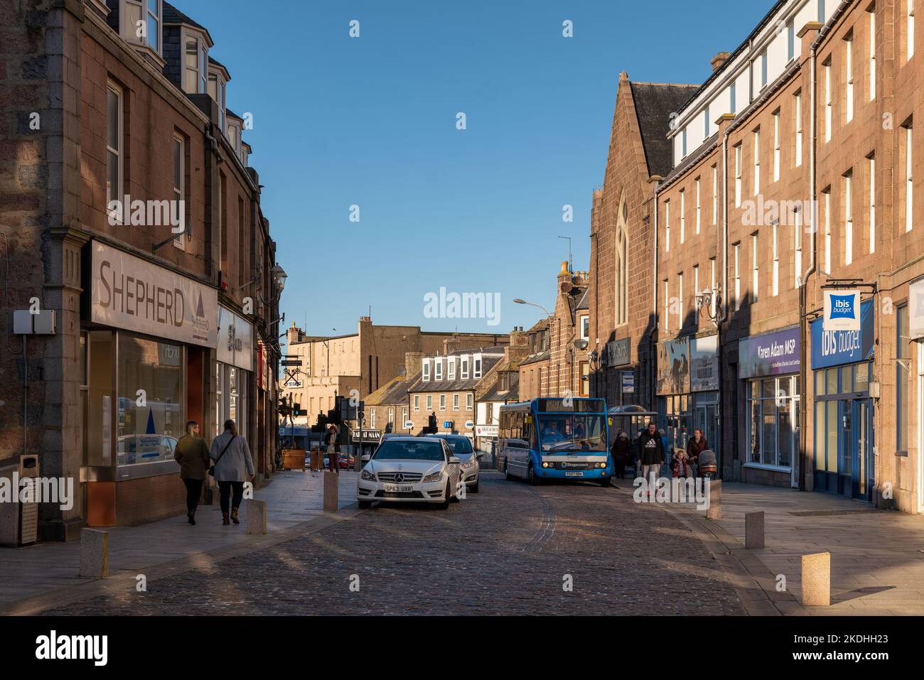 3 novembre 2022. Peterhead, Aberdeenshire, Scozia. Questa è l'attività di strada in Chapel Street, Peterhead con pedoni, auto e un autobus. Foto Stock
