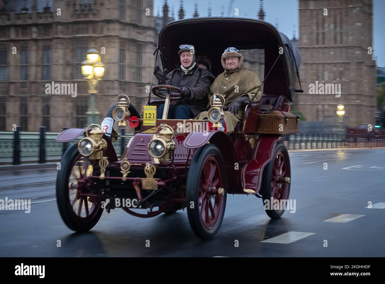 Londra, Regno Unito. 6th novembre 2022. L'emittente Alan Titchmarsh (a destra) si unisce a Londra alla Brighton Veteran Car Run. Nonostante le forti precipitazioni, oltre 350 vetture veterane, prodotte prima del 1905 con i loro piloti e passeggeri - molti in costume d'epoca, passano attraverso Westminster sulla strada per Brighton. La corsa in auto è l'evento motoristica più lungo al mondo, con la prima risalente al novembre 1896. Credit: Guy Corbishley/Alamy Live News Foto Stock