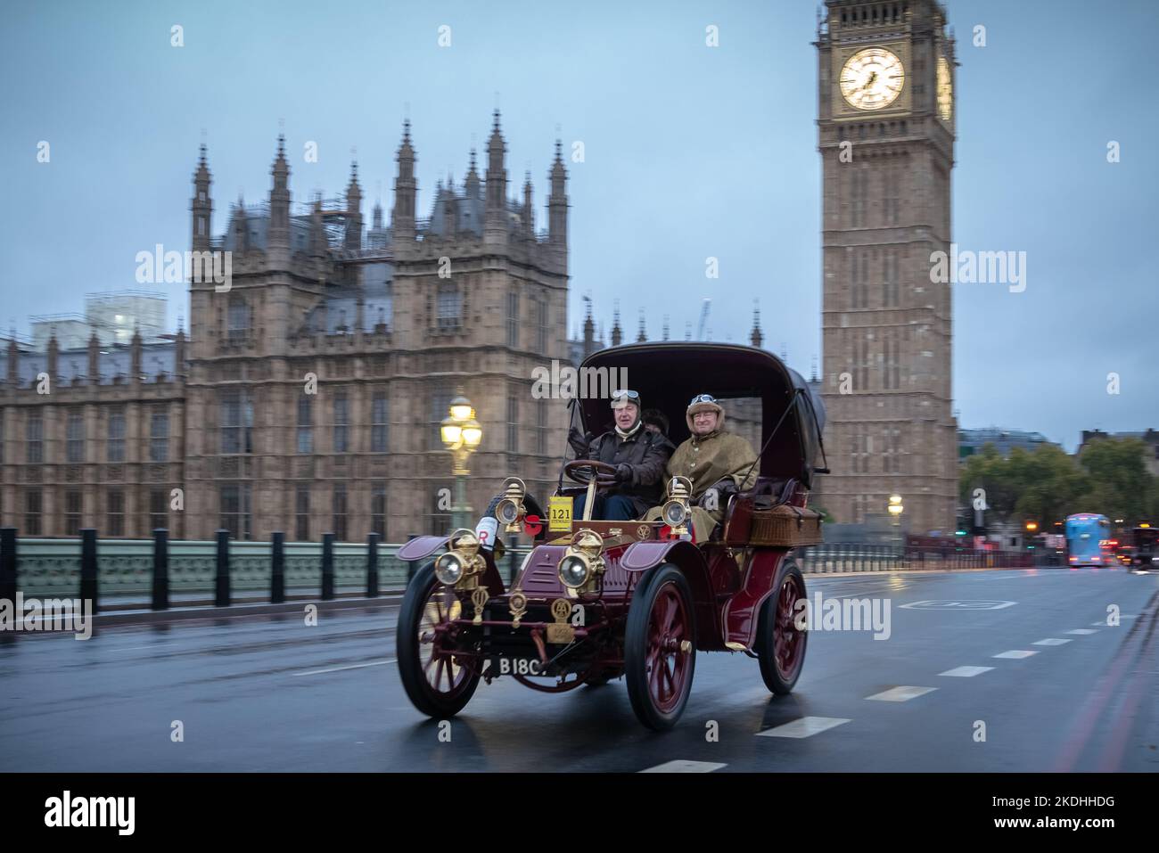 Londra, Regno Unito. 6th novembre 2022. L'emittente Alan Titchmarsh (a destra) si unisce a Londra alla Brighton Veteran Car Run. Nonostante le forti precipitazioni, oltre 350 vetture veterane, prodotte prima del 1905 con i loro piloti e passeggeri - molti in costume d'epoca, passano attraverso Westminster sulla strada per Brighton. La corsa in auto è l'evento motoristica più lungo al mondo, con la prima risalente al novembre 1896. Credit: Guy Corbishley/Alamy Live News Foto Stock