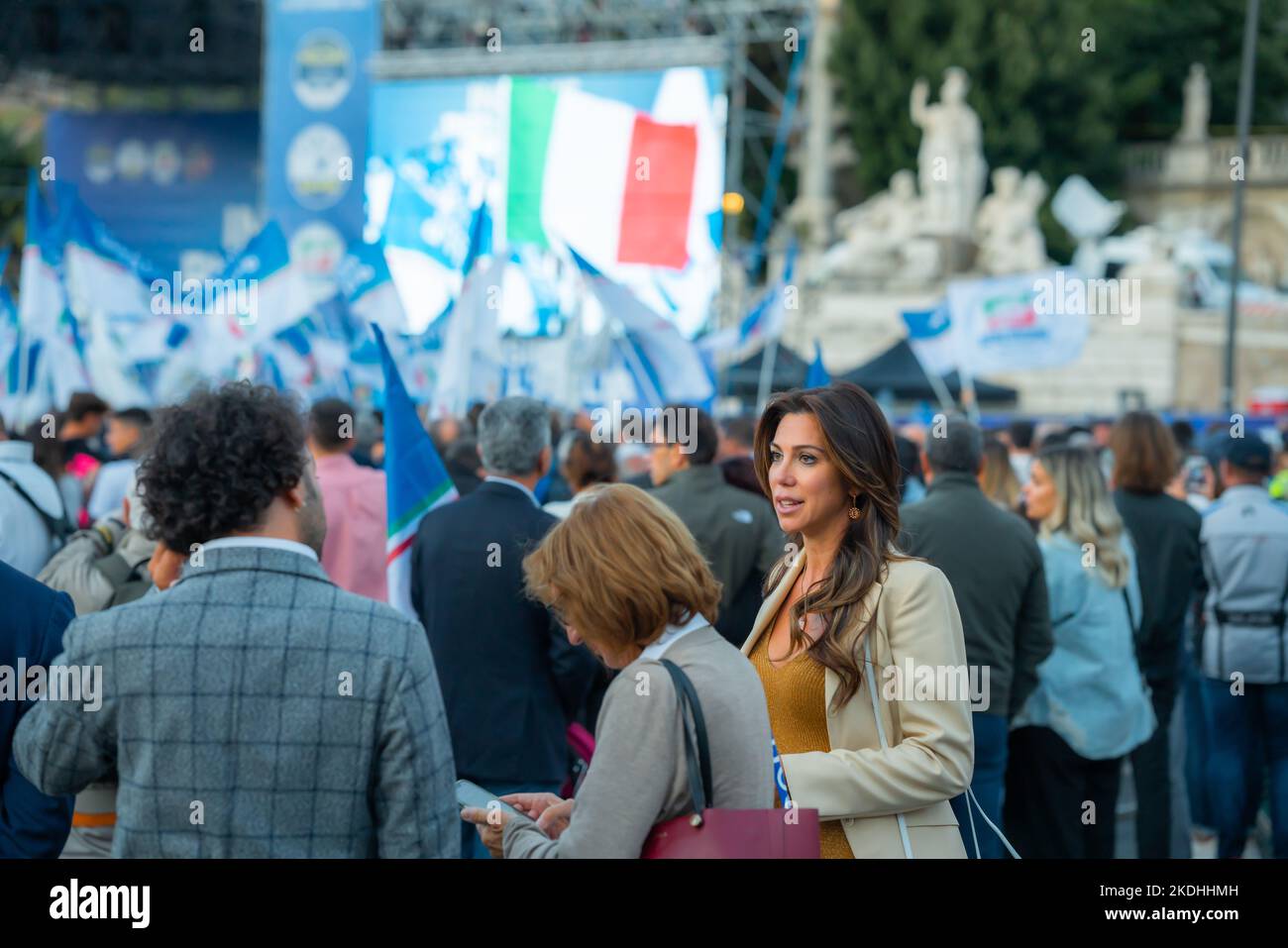 I sostenitori dell'alleanza di destra italiana partecipano a un rally conclusivo a Roma Foto Stock