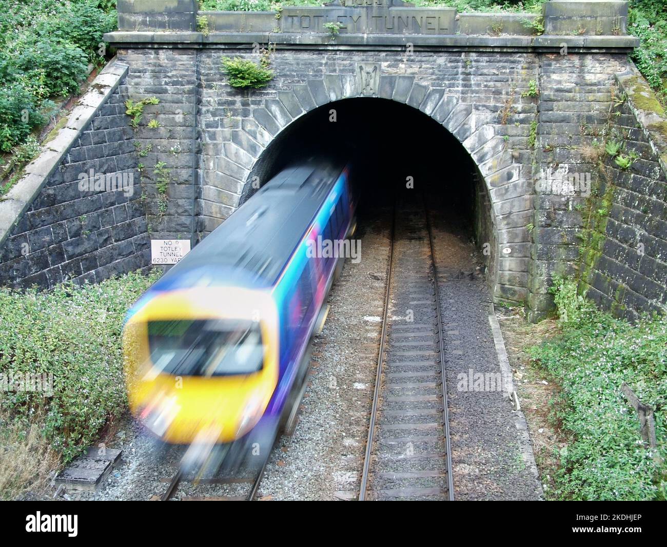 Trans Pennine treni Classe 185, velocità attraverso la stazione di Grindleford fino a Totley Tunnel, Derbyshire England treno passeggeri ferroviario britannico, High speed blur Hope Valley line Foto Stock