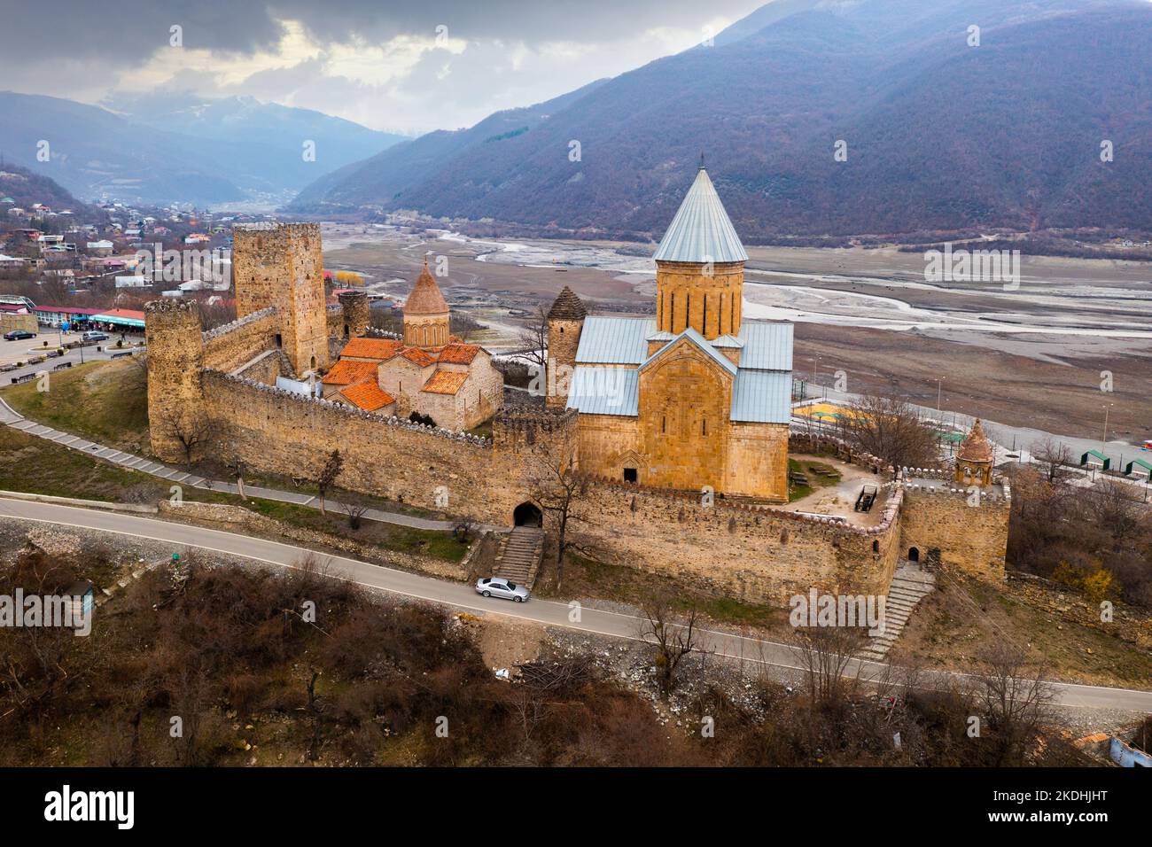 Veduta aerea dell'ensemble fortificato medievale di Ananuri, Georgia Foto Stock