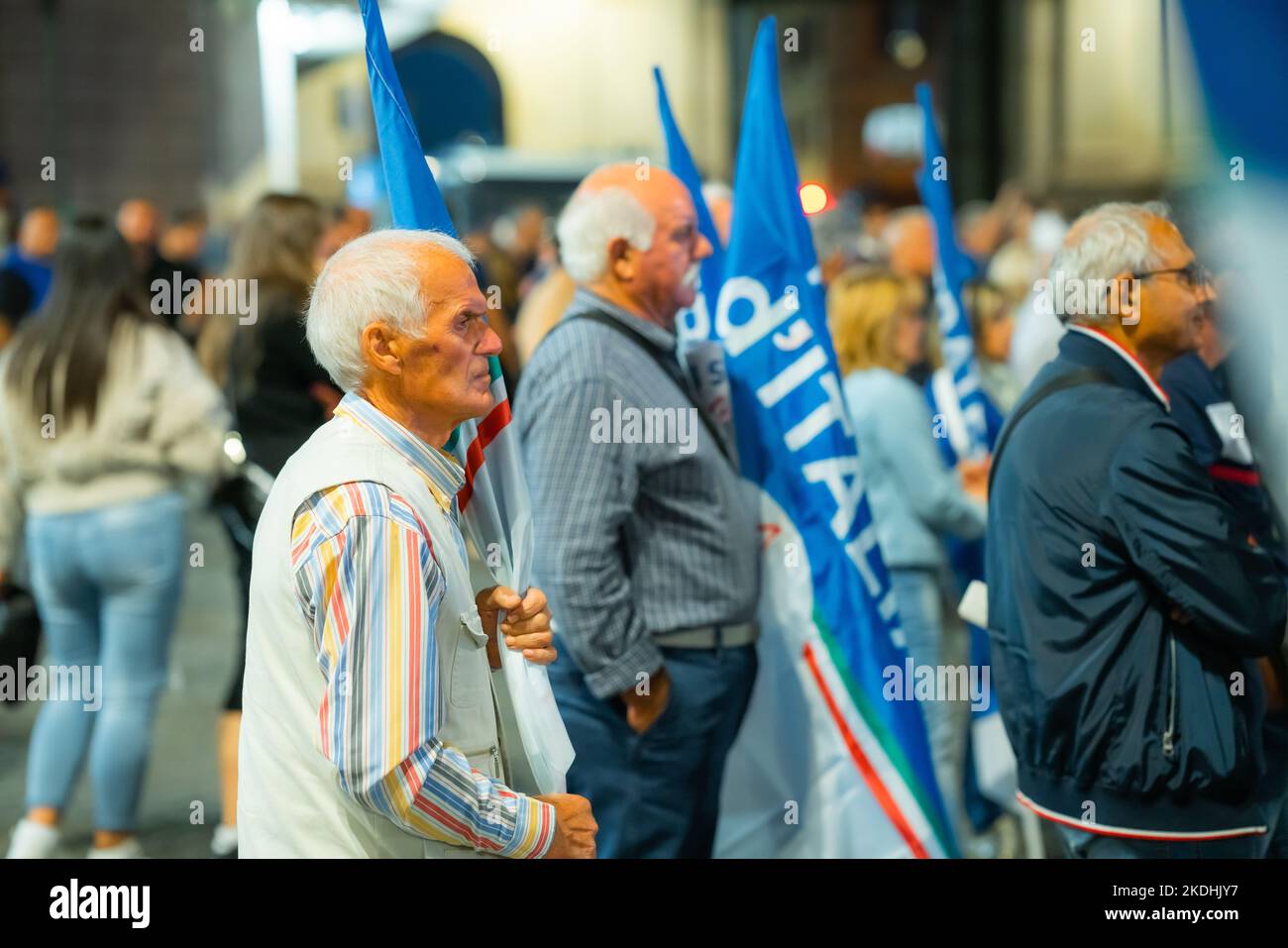 I sostenitori dell'alleanza di destra italiana partecipano a un rally conclusivo a Roma Foto Stock