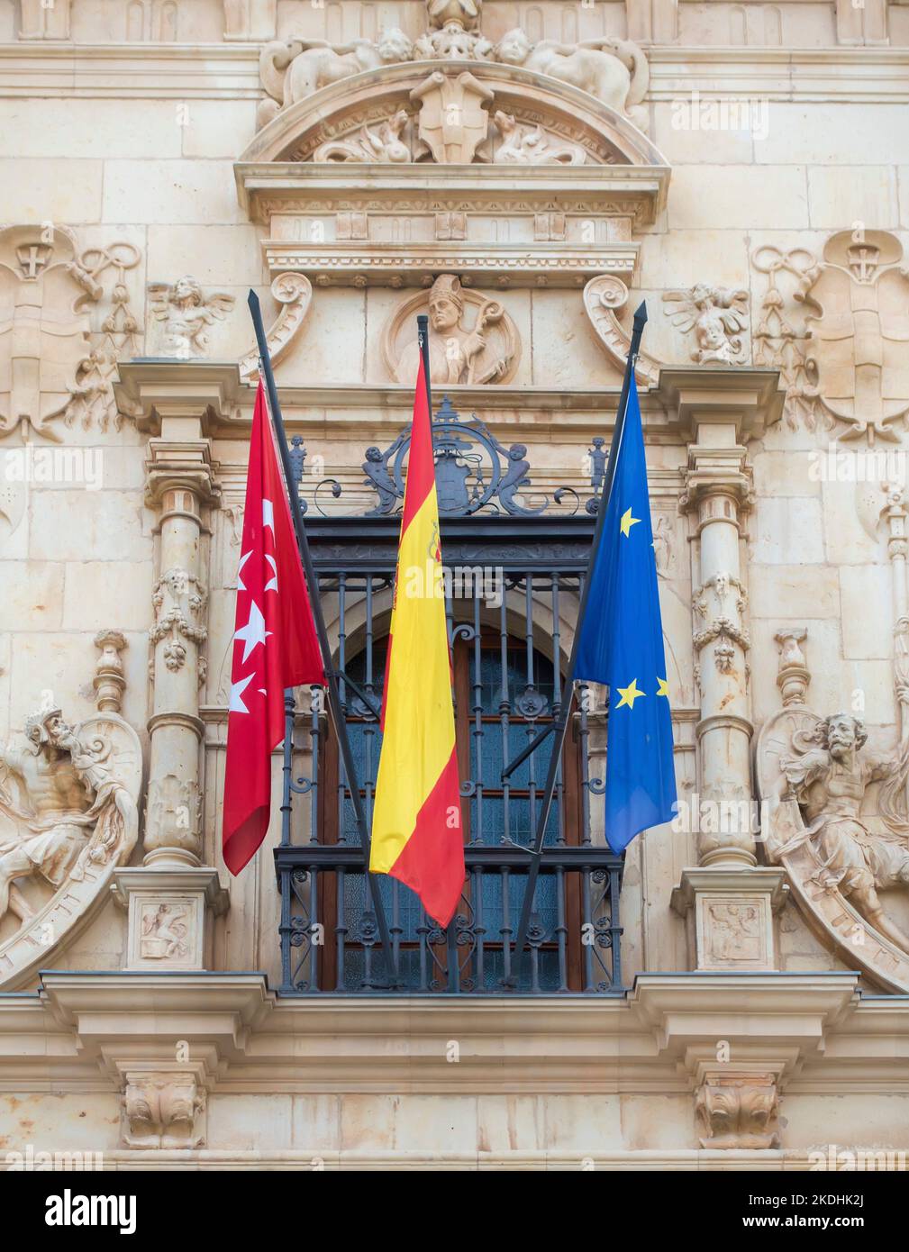 Le bandiere di Madrid, Spagna e Unione europea volano fuori da un edificio comunale in Spagna Foto Stock