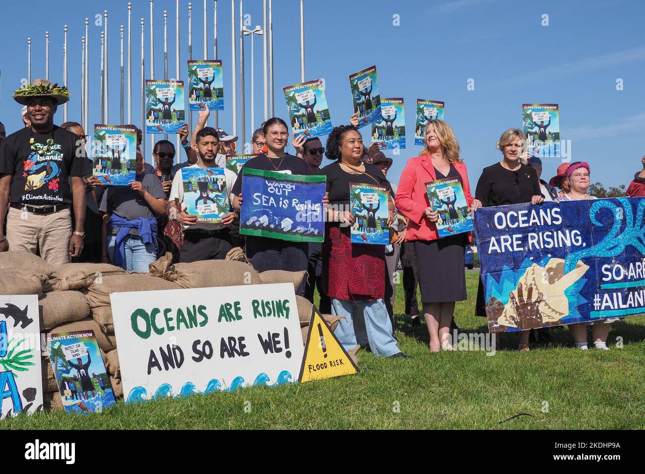 Gli isolani dello stretto di Torres si riuniscono al di fuori della Casa del Parlamento all'apertura del COP27 per raccontare le loro storie e chiedere al governo australiano di intervenire per limitare le emissioni al target di 1,5 gradi concordato nell'ambito dell'accordo di Parigi Credit: Leo Bild/Alamy Live News Foto Stock