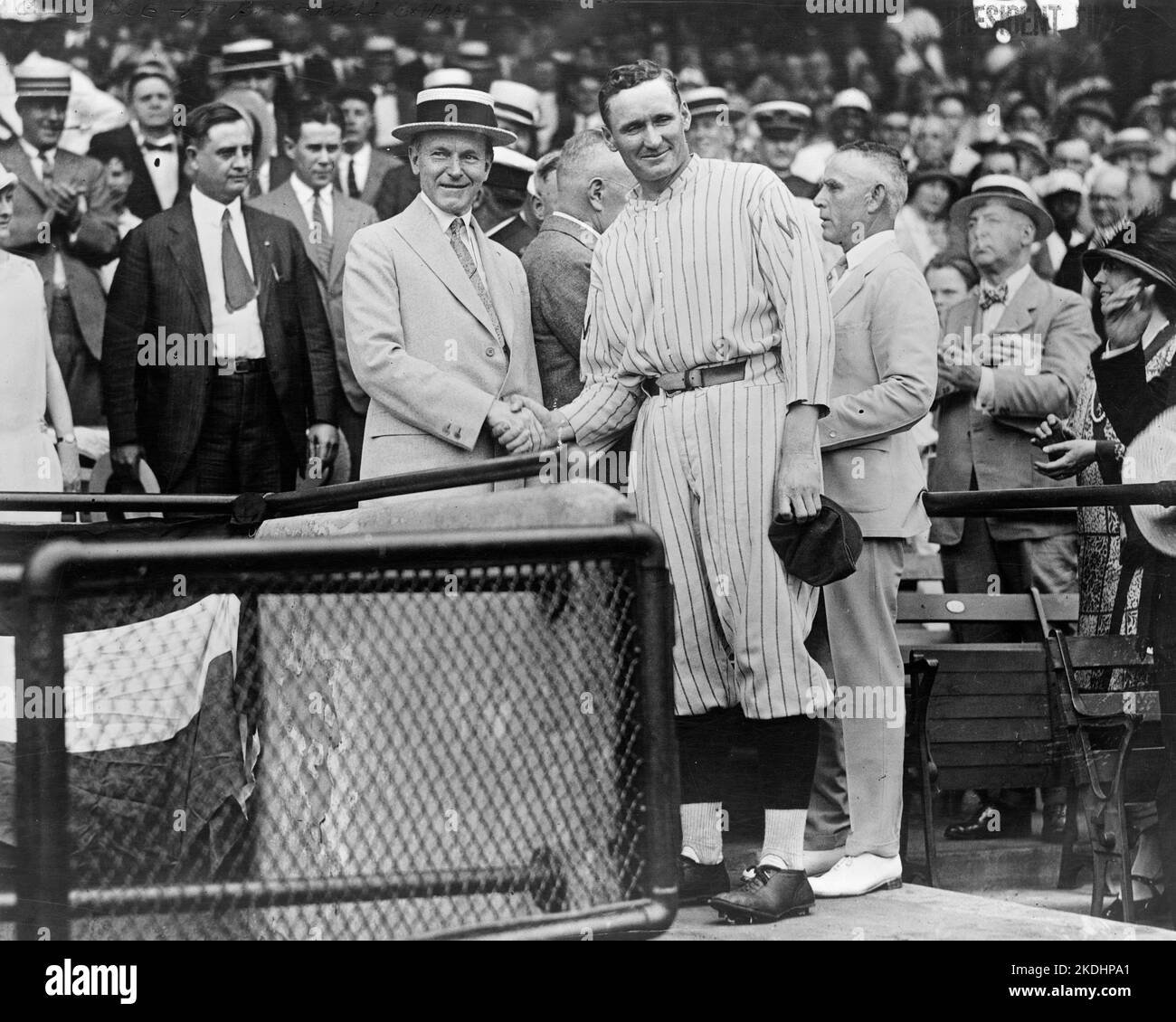 Il presidente Calvin Coolidge stringe le mani con il leggendario lanciatore Walter Johnson dei senatori di Washington al Griffith Stadium il 18 giugno 1925 Foto Stock