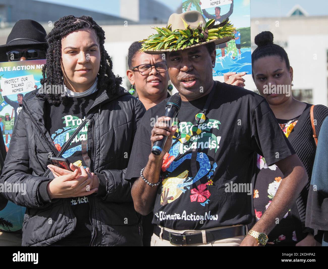 Gli isolani dello stretto di Torres si riuniscono al di fuori della Casa del Parlamento all'apertura del COP27 per raccontare le loro storie e chiedere al governo australiano di intervenire per limitare le emissioni al target di 1,5 gradi concordato nell'ambito dell'accordo di Parigi Credit: Leo Bild/Alamy Live News Foto Stock