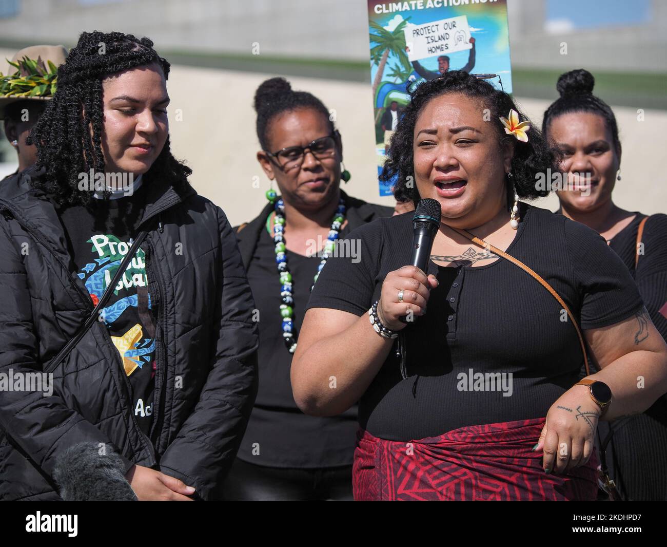 Gli isolani dello stretto di Torres si riuniscono al di fuori della Casa del Parlamento all'apertura del COP27 per raccontare le loro storie e chiedere al governo australiano di intervenire per limitare le emissioni al target di 1,5 gradi concordato nell'ambito dell'accordo di Parigi Credit: Leo Bild/Alamy Live News Foto Stock