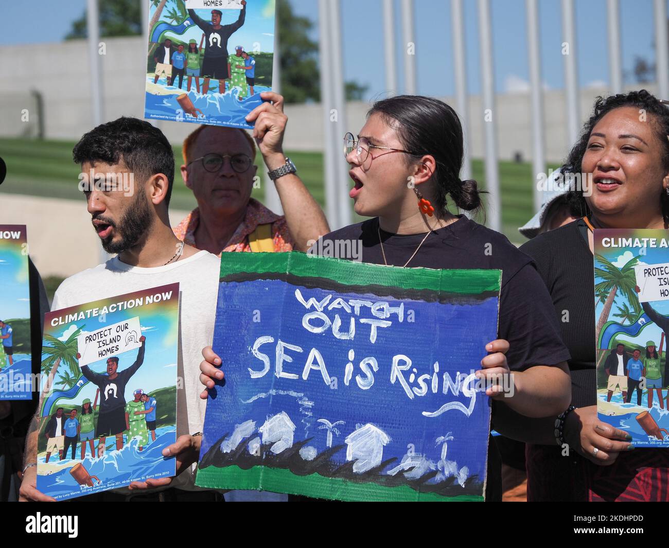 Gli isolani dello stretto di Torres si riuniscono al di fuori della Casa del Parlamento all'apertura del COP27 per raccontare le loro storie e chiedere al governo australiano di intervenire per limitare le emissioni al target di 1,5 gradi concordato nell'ambito dell'accordo di Parigi Credit: Leo Bild/Alamy Live News Foto Stock