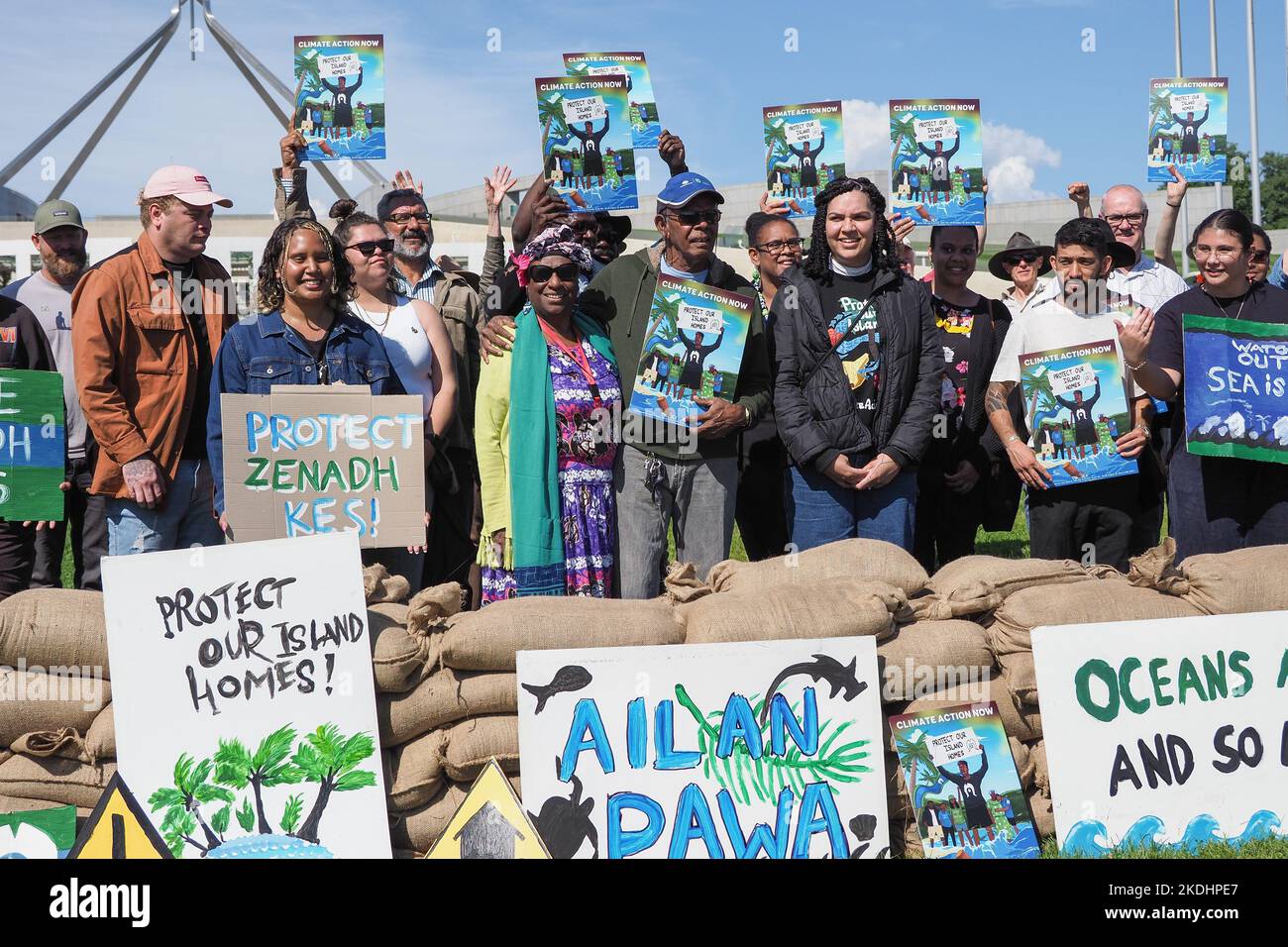 Gli isolani dello stretto di Torres si riuniscono al di fuori della Casa del Parlamento all'apertura del COP27 per raccontare le loro storie e chiedere al governo australiano di intervenire per limitare le emissioni al target di 1,5 gradi concordato nell'ambito dell'accordo di Parigi Credit: Leo Bild/Alamy Live News Foto Stock