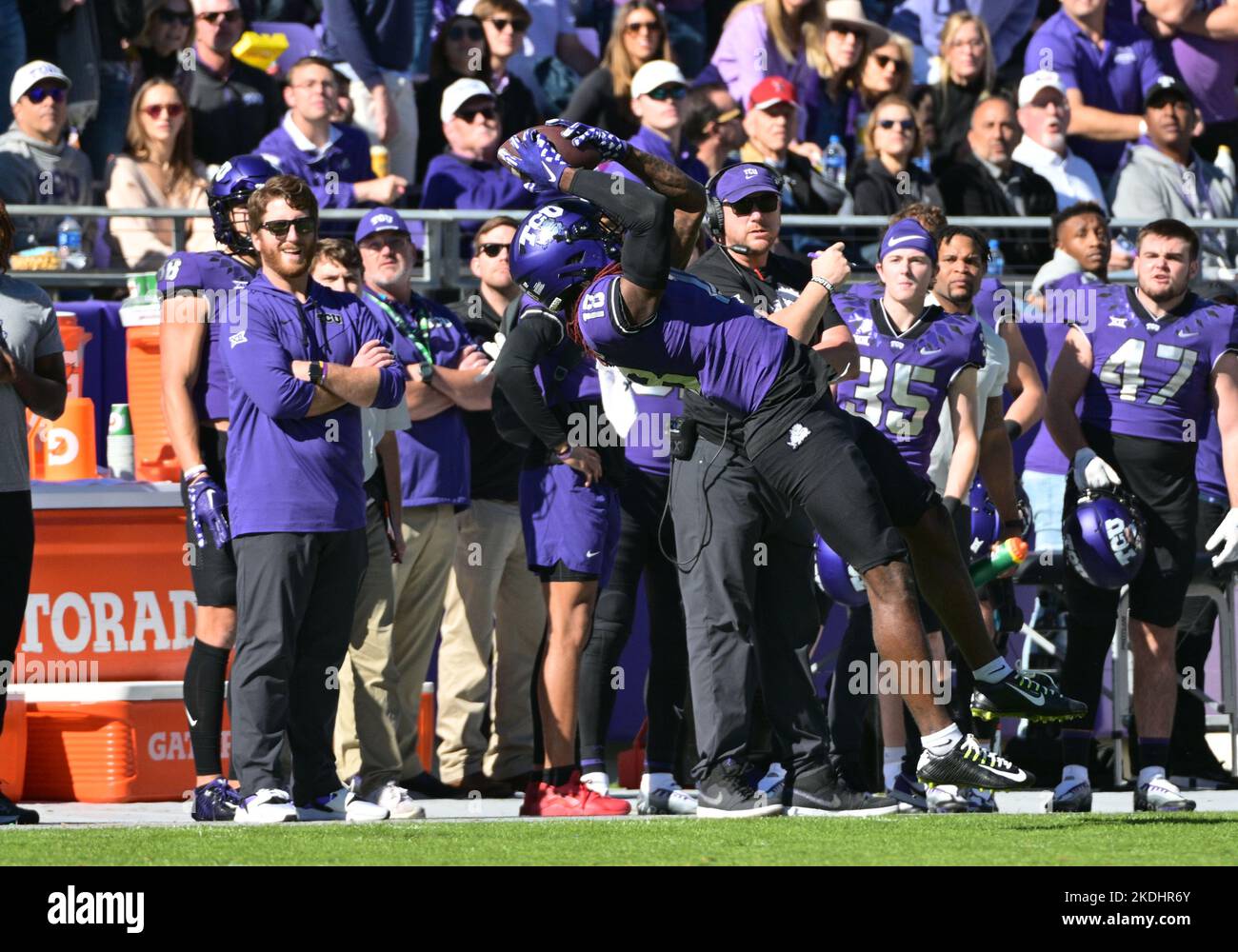 Fort Worth, Texas, Stati Uniti. 5th Nov 2022. Il ricevitore di TCU Horned Frogs Savion Williams (18) prende un passaggio durante la 1st° metà della partita di football NCAA tra i Texas Tech Red Raiders e i TCU Horned Frogs all'Amon G. carter Stadium di Fort Worth, Texas. Matthew Lynch/CSM/Alamy Live News Foto Stock