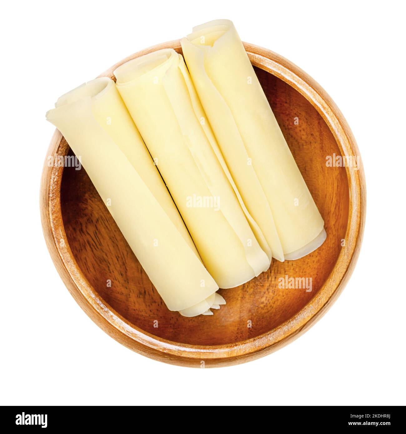 Sbrinz, rotoli di formaggio a pasta dura svizzera, in una ciotola di legno. Tre fette sottili di formaggio pieno extra duro, prodotto nella Svizzera centrale. Foto Stock