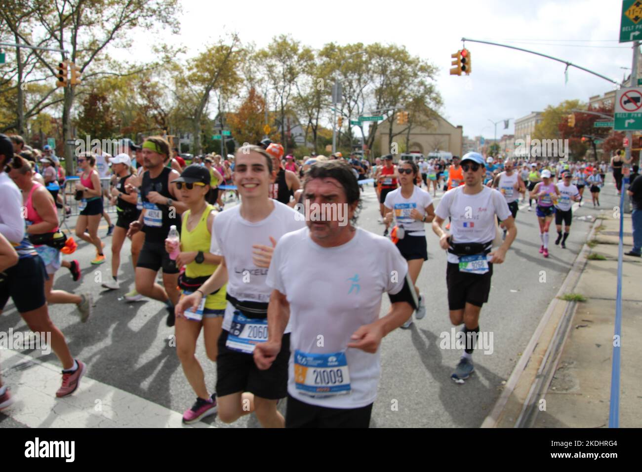 4th Avenue & Senator St, Bayridge, Brooklyn, NY, 11220. 6 Novembre 2022. Attraversando l'iconico ponte Verranzano del porto di New York, all'inizio di una mattinata temperata e proseguendo attraverso i cinque quartieri della città, Oltre 50.000 corridori hanno affrontato un percorso di 26,2 miglia per la maratona di New York City del TCS 2022, con il favore di oltre bande rock di marciapiedi e di 2 milioni di spettatori. Credit: Julia Mineeva/EGBN TV News/Alamy Live News/Alamy Live News Foto Stock