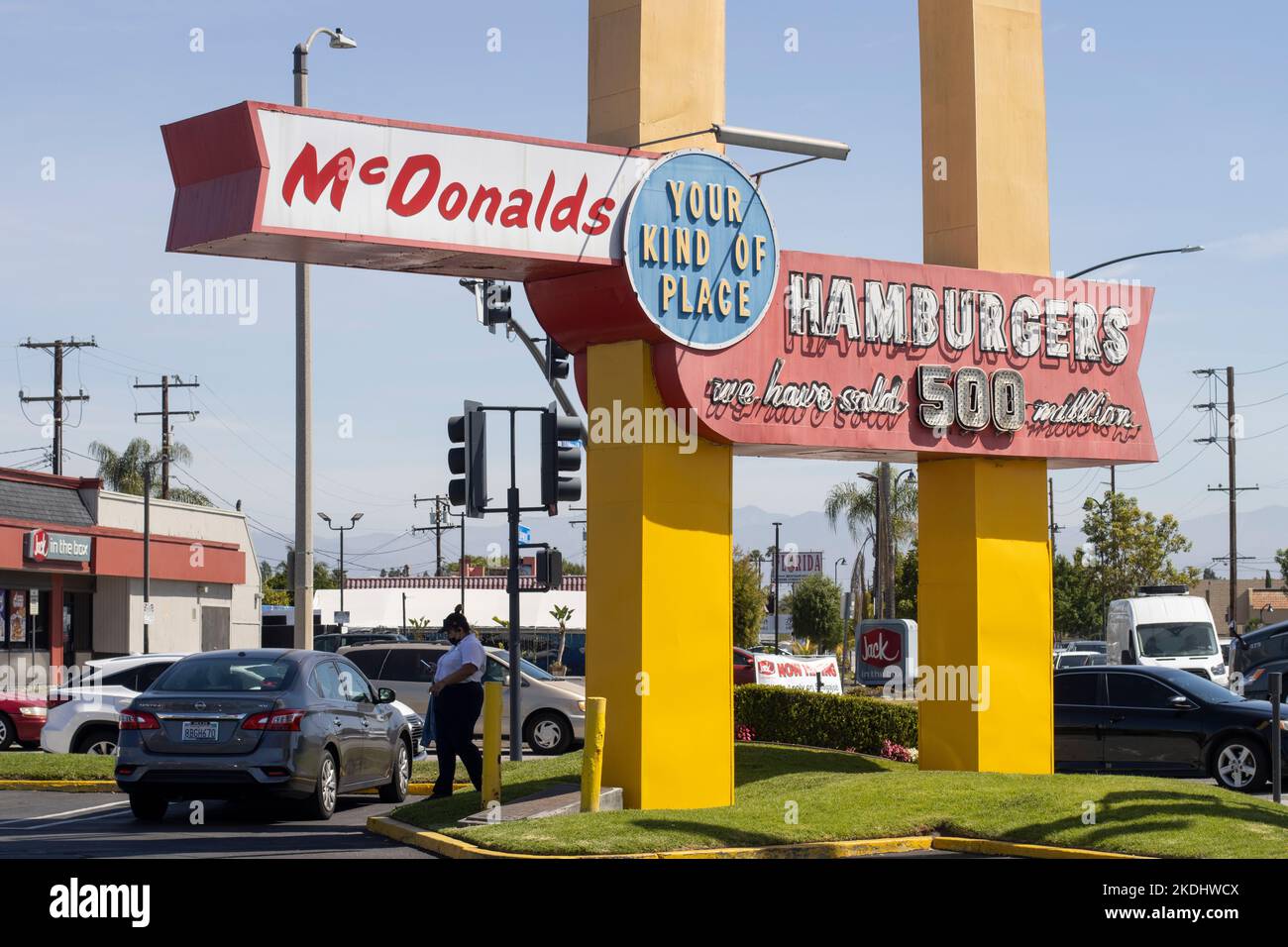 Il cartello fuori dal più antico ristorante McDonald's che si trova a Downey, California, fuori Los Angeles, visto martedì 10 maggio 2022. Foto Stock