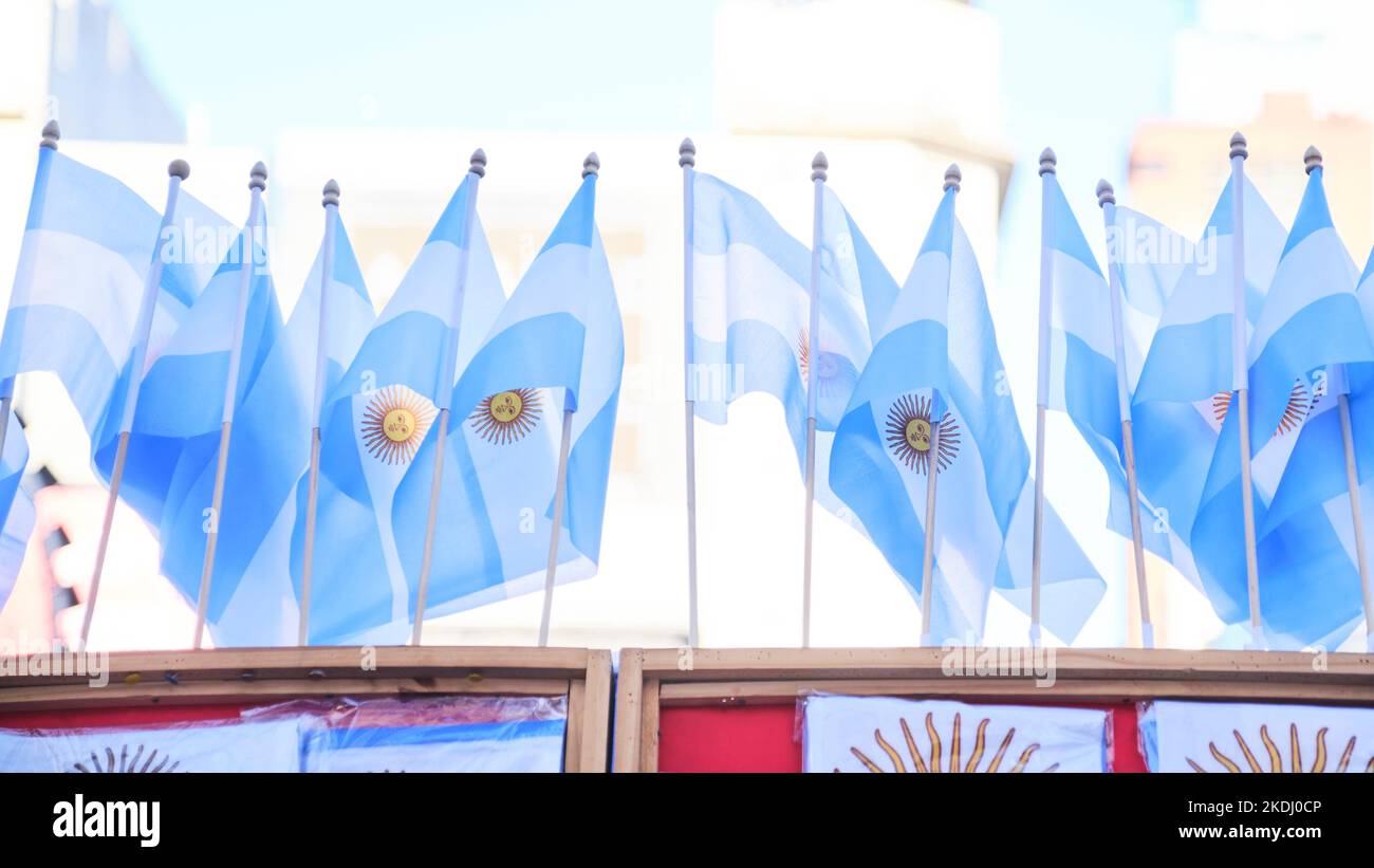 Una fila di bandiere nazionali argentine che sventolano all'aperto, simbolo patriottico dell'Argentina. Foto Stock