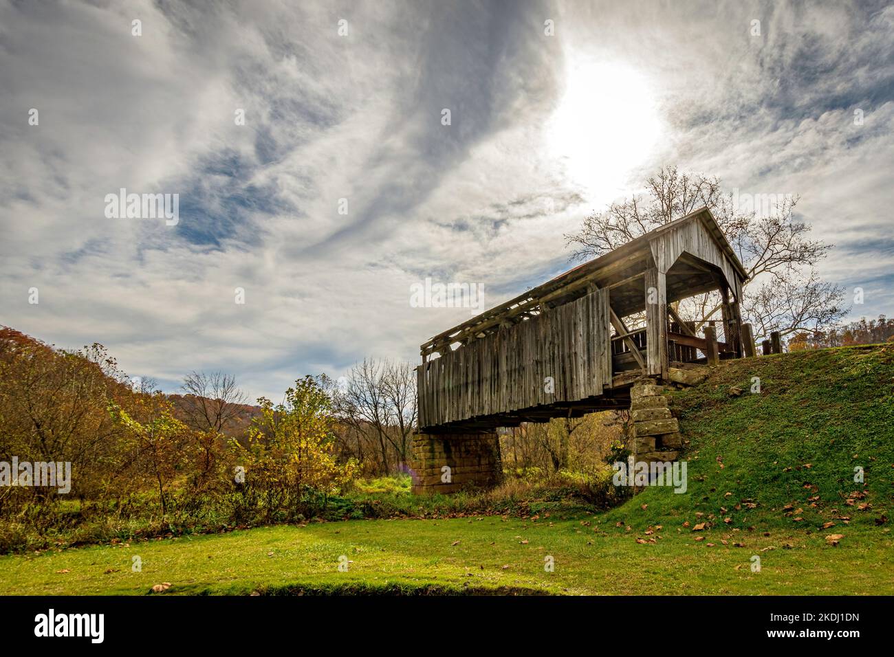 Rinard Mills, Ohio, USA-ott 25, 2022: I resti di Knowlton Covered Bridge, originariamente costruito nel 1887, era uno dei due ponti più lunghi dell'Ohio wi Foto Stock