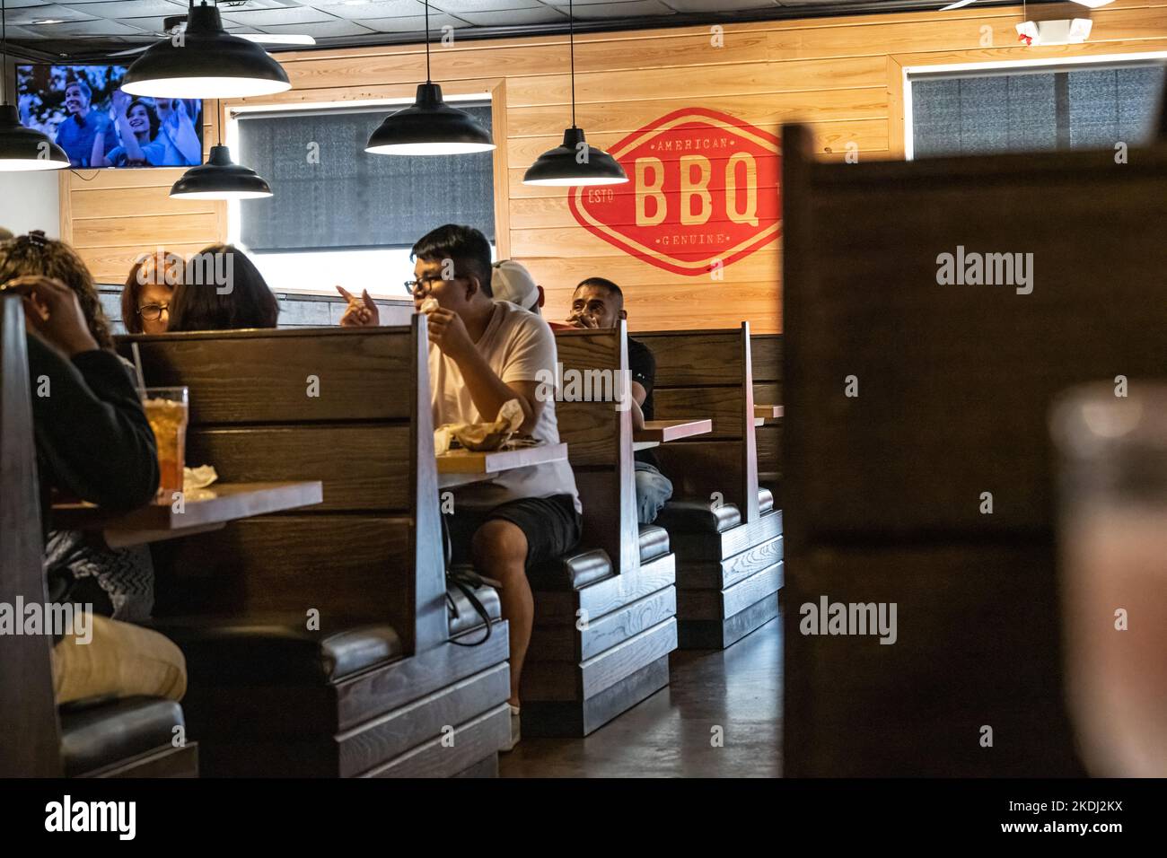I clienti che apprezzano la conversazione e il barbecue del sud affumicato al Sonny's BBQ di Buford, Georgia. (USA) Foto Stock