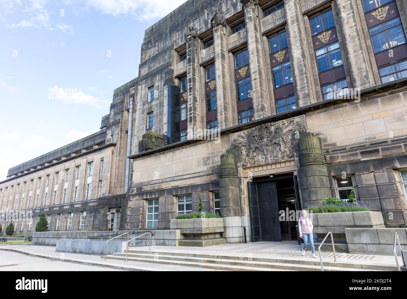 Centro di Edimburgo edificio St Andrews House, sede del governo scozzese, modello rilasciato donna di mezza età visitatore, Edimburgo, Scozia Foto Stock