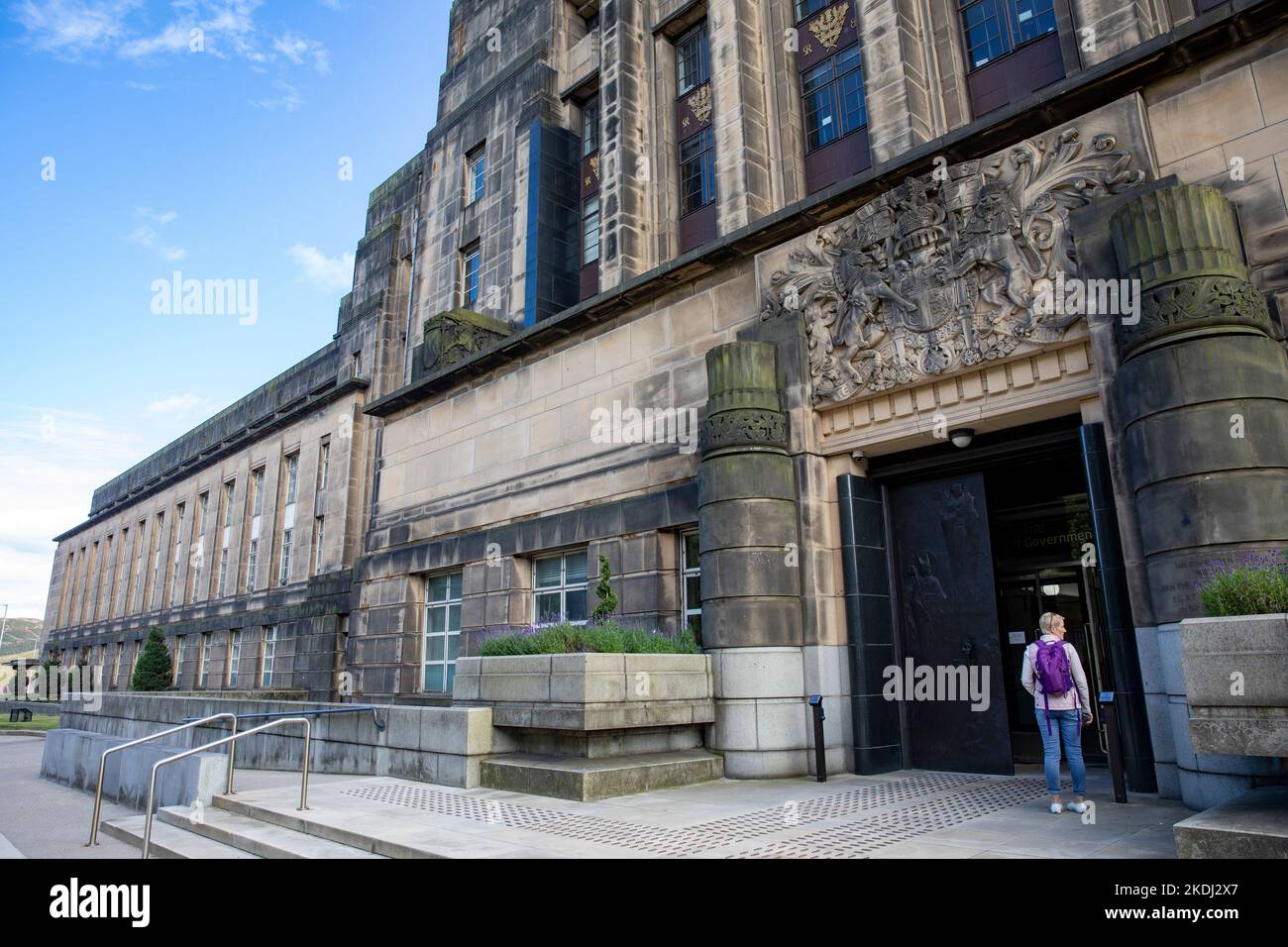 Centro di Edimburgo edificio St Andrews House, sede del governo scozzese, modello rilasciato donna di mezza età visitatore, Edimburgo, Scozia Foto Stock