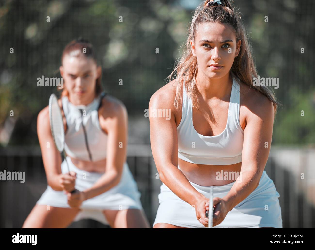 Pratica di badminton, giochi doppi e donne in formazione pronte a iniziare la partita di competizione professionale a Melbourne, Australia. Giocatore di campo da tennis Foto Stock