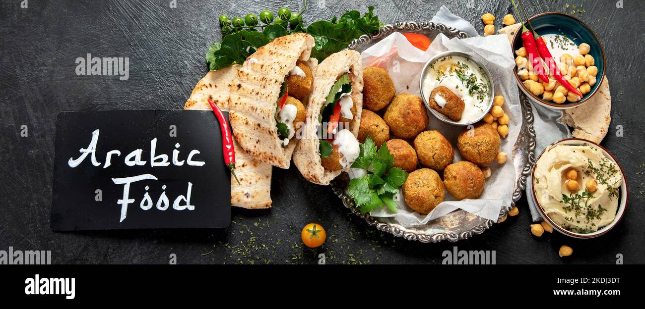 Medio Oriente, piatti arabi con falafel, hummus, pita. Halal cibo. Cucina libanese. Vista dall'alto, panorama, banner Foto Stock