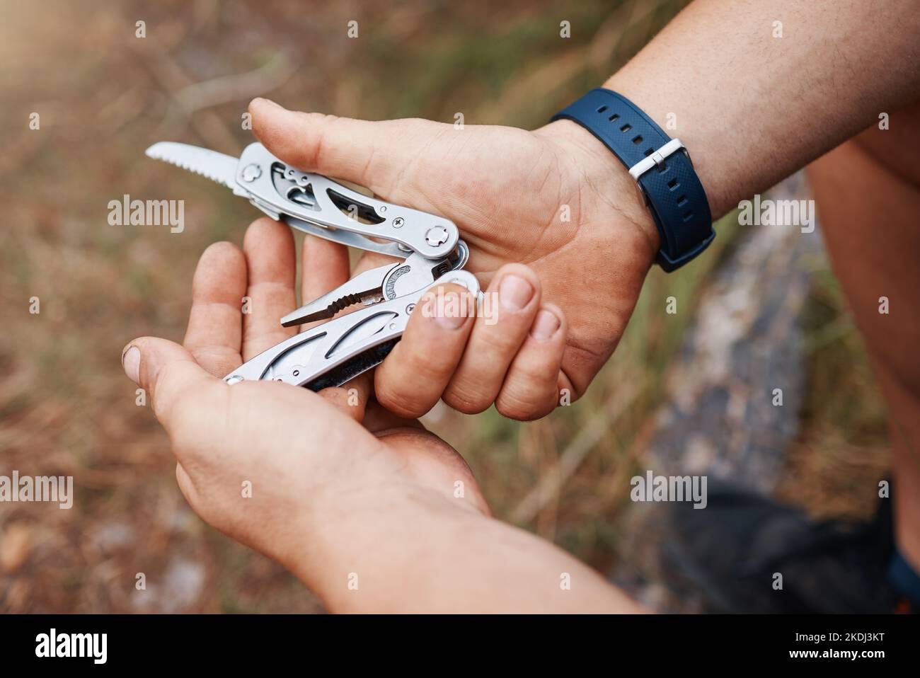 Mani, uomo o coltello multiuso in ambiente campeggio terra, boschi sostenibili o montagna escursionistica. Zoom, escursionista o lama dell'esercito svizzero Foto Stock