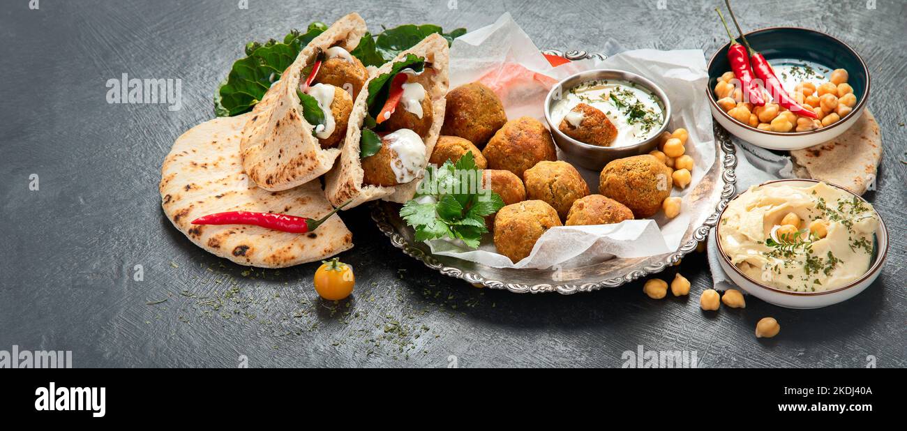 Medio Oriente, piatti arabi con falafel, hummus, pita. Halal cibo. Cucina libanese, spazio copia Foto Stock