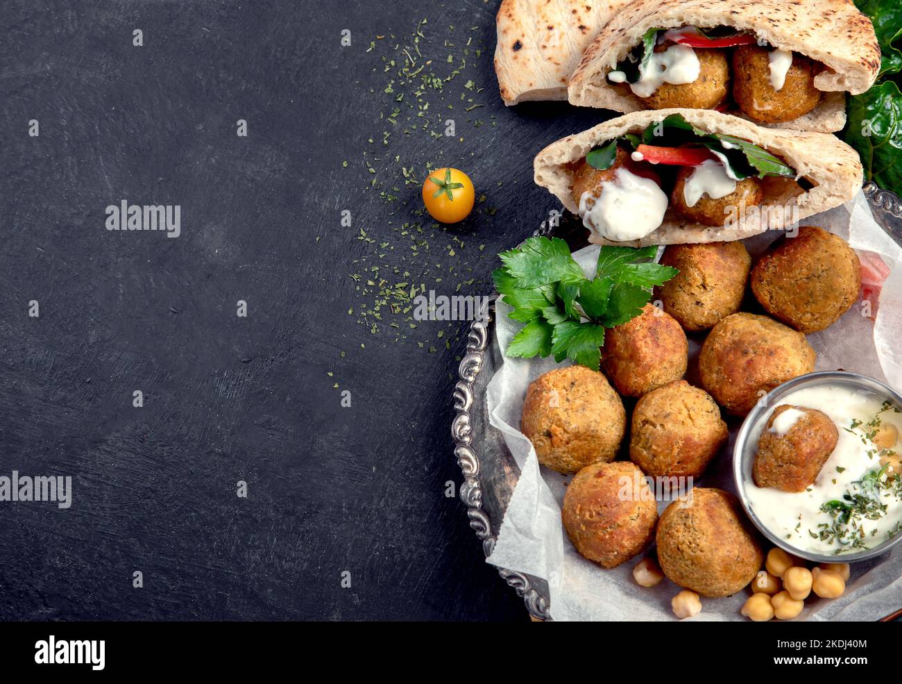 Medio Oriente, piatti arabi con falafel, hummus, pita. Halal cibo. Cucina libanese. Vista dall'alto, spazio di copia Foto Stock