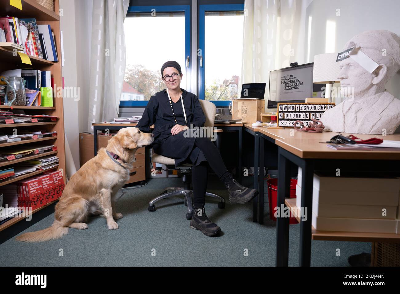 Dresda, Germania. 24th Ott 2022. Anja Besand, un educatore, siede nel suo ufficio al tu Dresden accanto al suo Golden Retriever Sidan. Per Besand, la scuola del cane è un luogo ideale per l'educazione politica. (A dpa: 'L'educazione politica alla scuola del cane può essere una buona formazione') Credit: Sebastian Kahnert/dpa/Alamy Live News Foto Stock