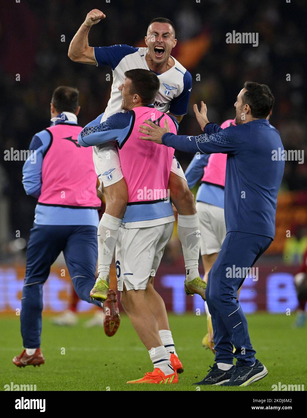 Roma, Italia. 6th Nov 2022. Adam Marusic (Top) del Lazio festeggia dopo aver vinto a Roma, il 6 novembre 2022, una partita di calcio di Serie A tra Roma e Lazio. Credit: Augusto Casasoli/Xinhua/Alamy Live News Foto Stock