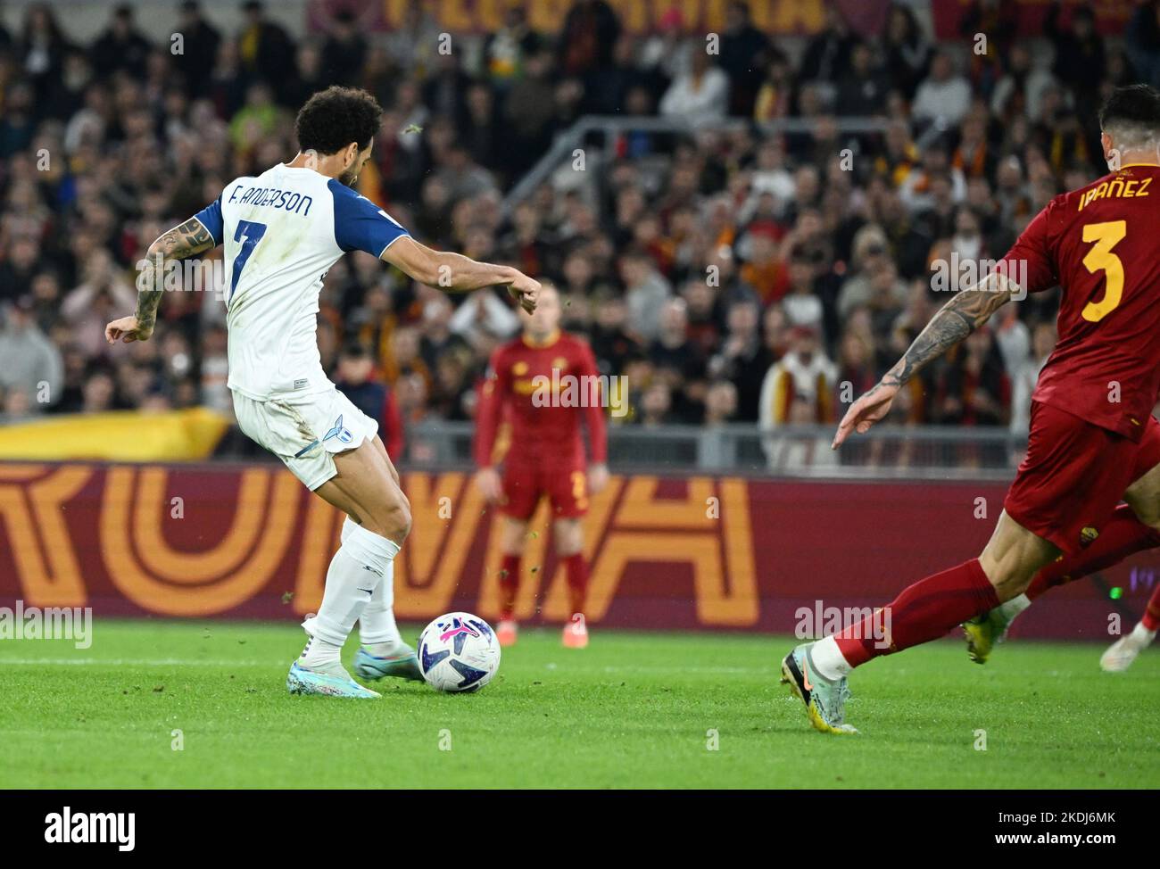 Roma, Italia. 6th Nov 2022. Felipe Anderson (L) del Lazio segna il suo goalduring una partita di calcio di Serie A tra Roma e Lazio a Roma, Italia, il 6 novembre 2022. Credit: Augusto Casasoli/Xinhua/Alamy Live News Foto Stock