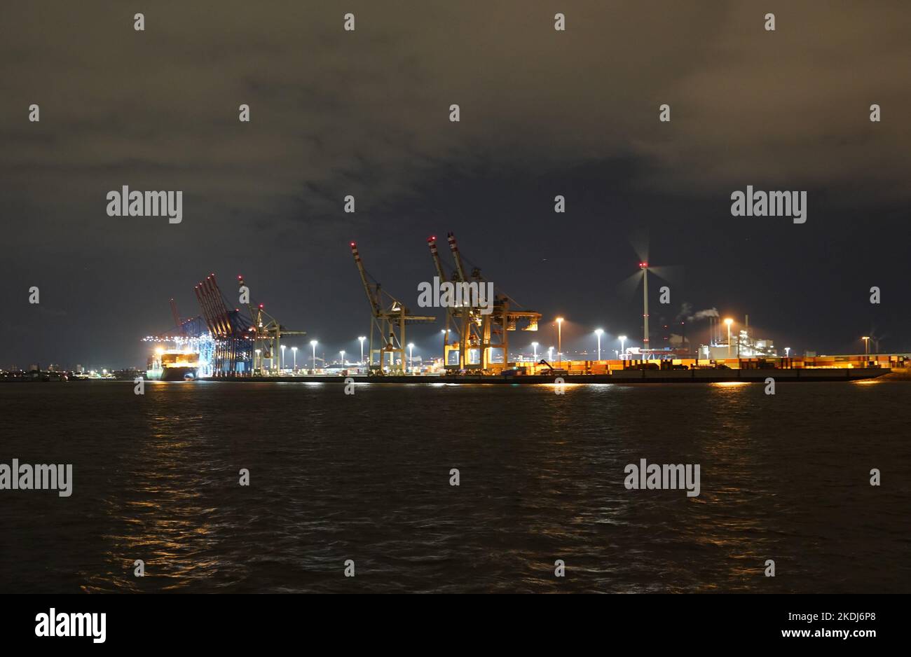Amburgo, Germania. 07th Nov 2022. Le navi portacontainer sono gestite presso il terminal dei container Tollerort nel porto di Amburgo. Credit: Marcus Brandt/dpa/Alamy Live News Foto Stock