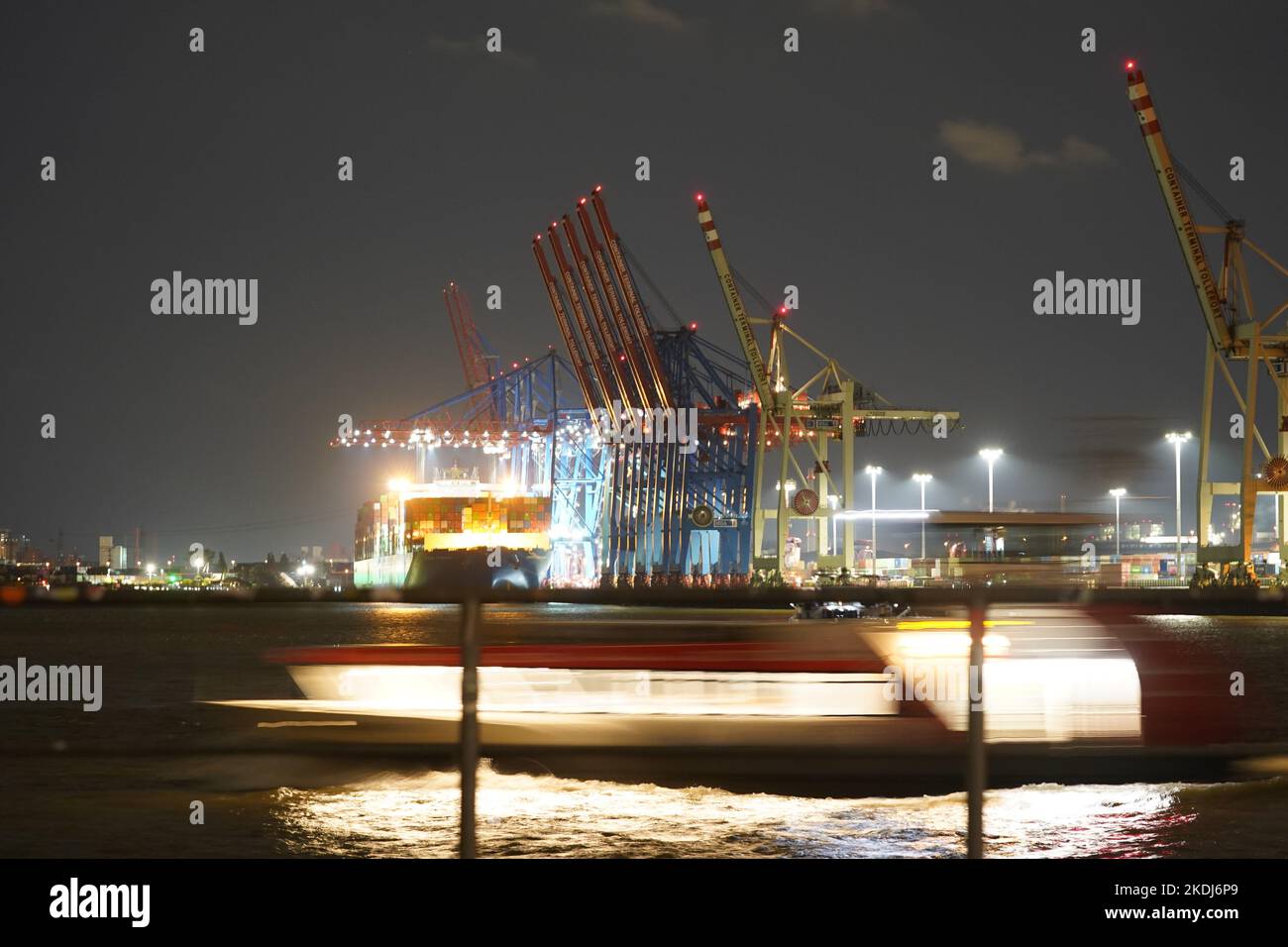 Amburgo, Germania. 07th Nov 2022. Le navi portacontainer sono gestite presso il terminal dei container Tollerort nel porto di Amburgo. Credit: Marcus Brandt/dpa/Alamy Live News Foto Stock