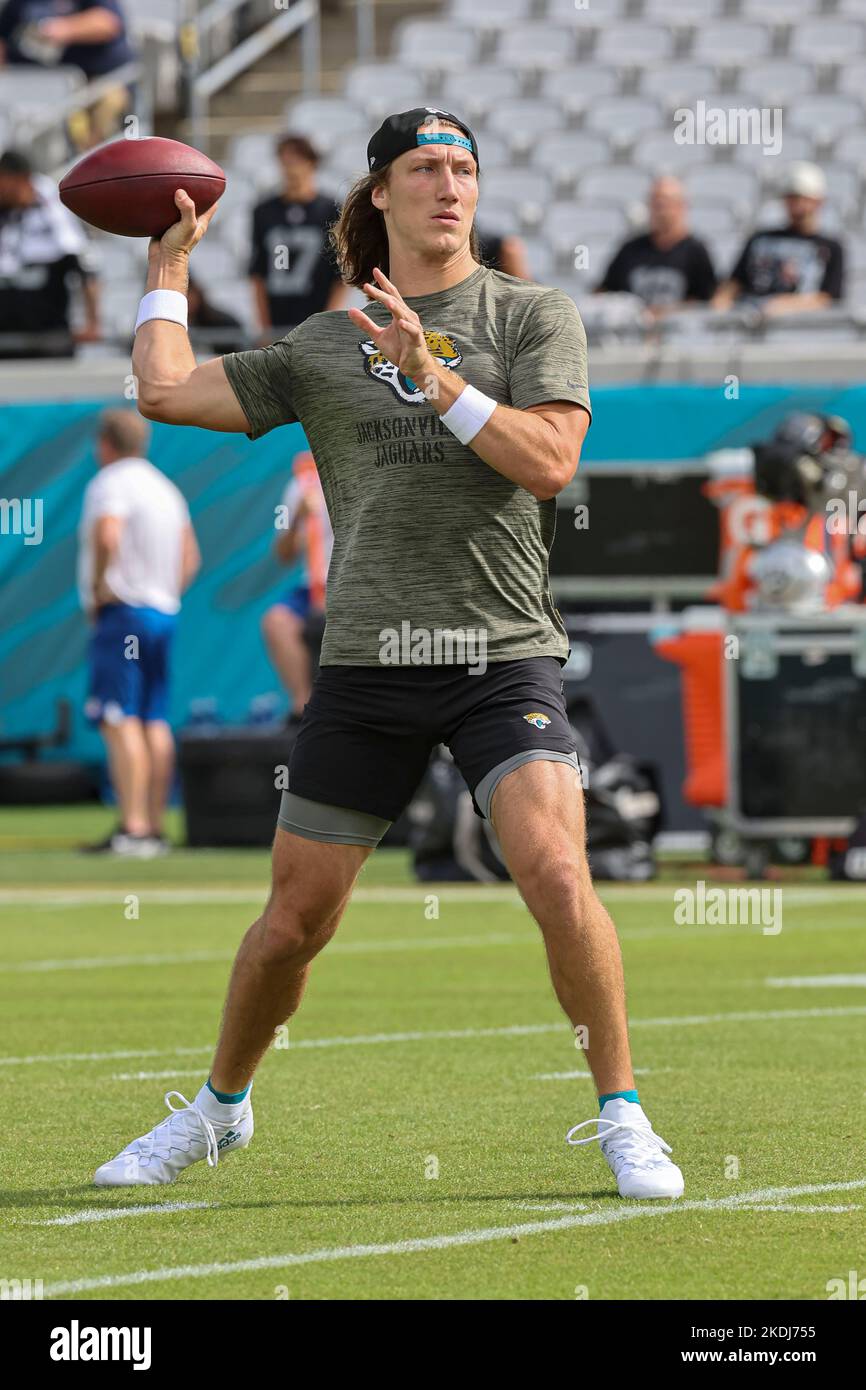 Sabato 6 novembre 2022; Jacksonville, Florida USA; Jacksonville Jaguars Quarterback Trevor Lawrence (16) scende di nuovo per passare durante i riscaldamenti pre-partita pri Foto Stock