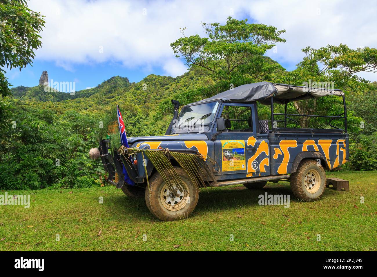Un Raro Safari Tour Land Rover in alto sulle colline dell'isola di Rarotonga, Isole Cook. A sinistra si trova l'ago, una formazione rocciosa distintiva Foto Stock