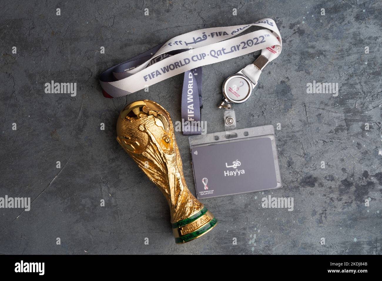 Replica del trofeo di Coppa del mondo, e Hayya Card con cinghia. Coppa del mondo FIFA 2022 Qatar. Foto Stock