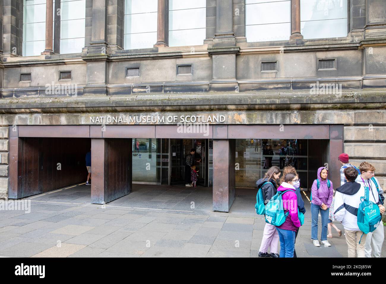 National Museum of Scotland nel centro di Edimburgo, gruppo scolastico visitare il museo, Scozia, Regno Unito, estate 2022 Foto Stock