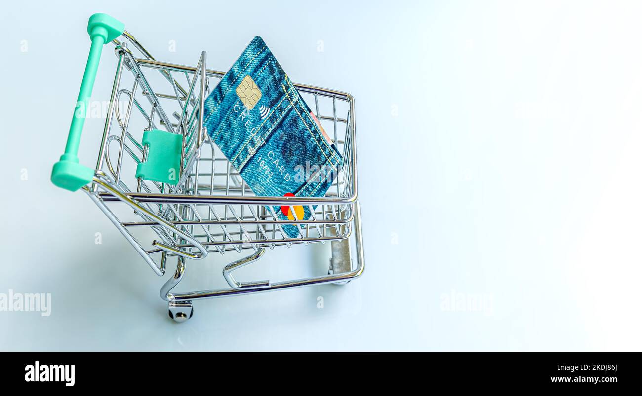 Carrello con carta di credito. Concetto di shopping on line. Foto Stock