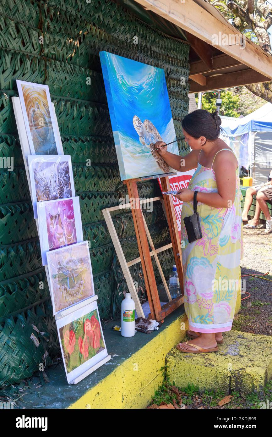 Una donna dipinge una tartaruga marina al mercato Punanga Nui di Rarotonga, Isole Cook Foto Stock