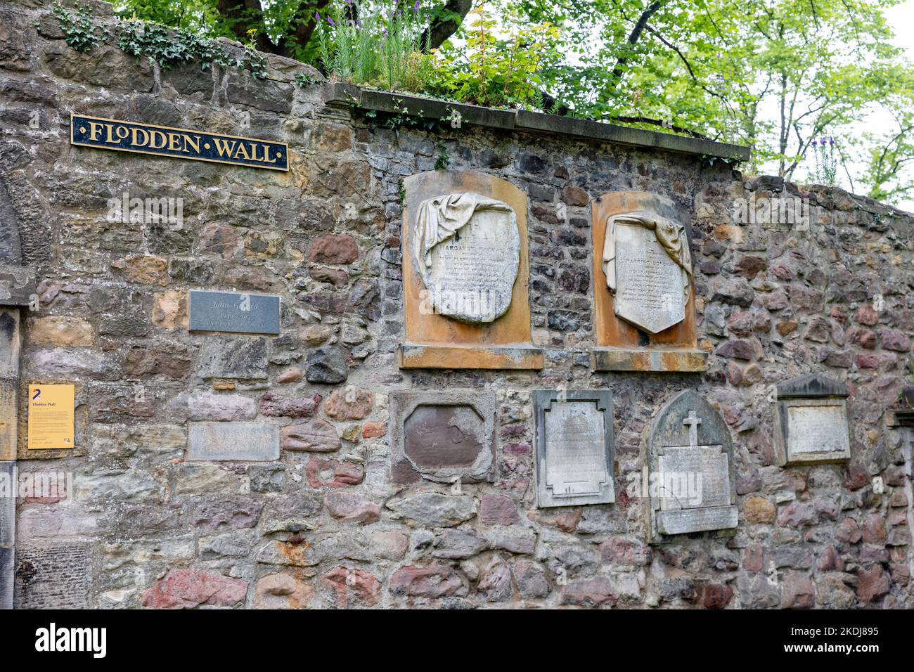 Resti di Flodden muro costruito nel 16th ° secolo come un muro difensivo intorno a Edimburgo in battaglie contro le forze inglesi, Greyfriars, centro città di Edimburgo Foto Stock