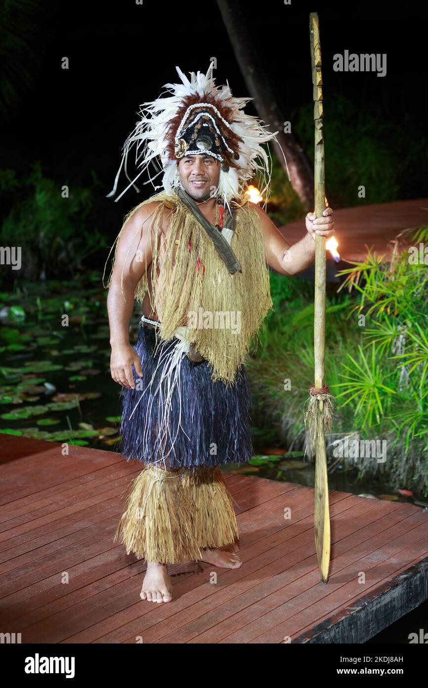 Un uomo vestito come ariki, o alto capo tradizionale delle Isole Cook, in uno spettacolo culturale a Rarotonga, Isole Cook Foto Stock