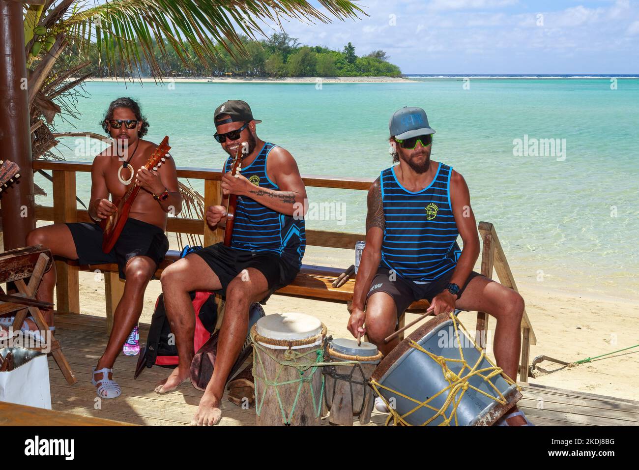 Una band di uomini Cook Islands che suonano ukulele e batteria a muri Beach, Rarotonga Foto Stock