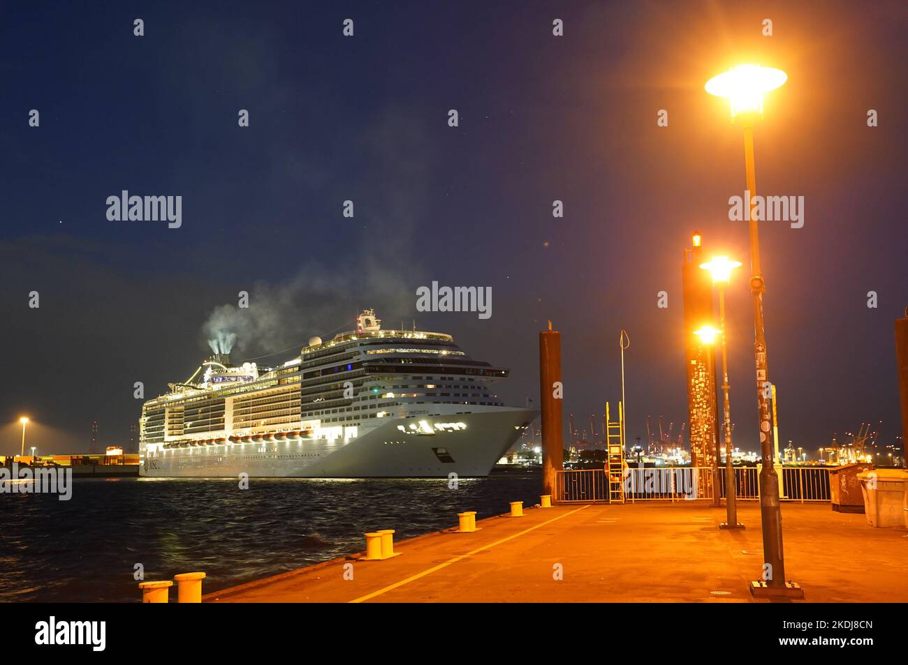 Amburgo, Germania. 07th Nov 2022. La nave da crociera 'MSC preziosa' arriva nel porto di Amburgo. Credit: Marcus Brandt/dpa/Alamy Live News Foto Stock